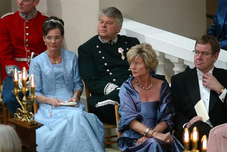 Mens alt var godt. Parret var  til kongeligt bryllup 14. maj 2004 i Vor Frue Kirke. 