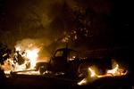 Hundrede hjem er gået op i røg, og flere er truet af den vilde brand, der er brudt ud i Californien. 