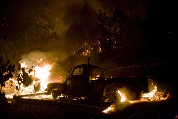 Hundrede hjem er gået op i røg, og flere er truet af den vilde brand, der er brudt ud i Californien. 