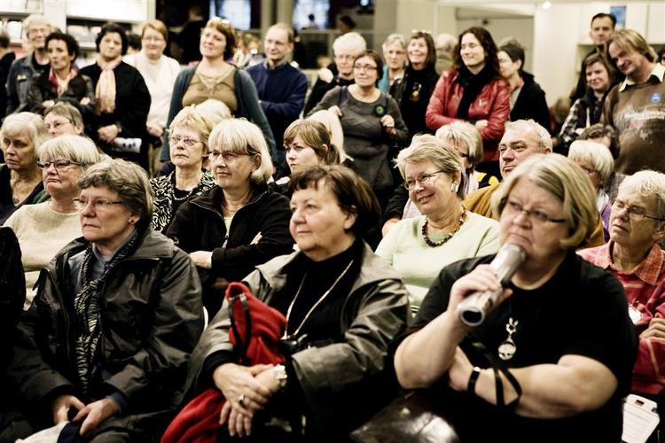 Mange tilhørere var mødt frem til åbningen af messen trods styrtregn.Forum var fyldt på få øjeblikke, ikke mindst af alle dem, der var kommet med bus fra hele landet. 