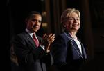 De tidligere kamphaner Obama og Clinton blev forsonet under præsidentvalgkampen i efteråret. Nu nævnes hun som en af de helt store favoritter til topposten som udenrigsminister. Arkivfoto. 