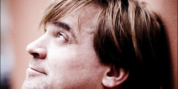 den finske dirigent John Storgårds ved ugens Torsdagskoncert gjorde det, han er ekspert i, nemlig omtryllede to nyskrevne partiturer til umiddelbare musikalske oplevelser for andre end nye musikkendere. PR-foto. 