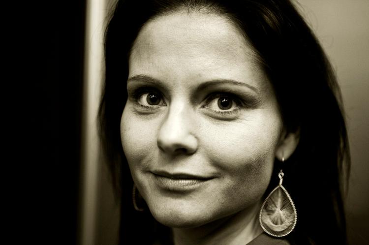 »Jeg synes bare, det er sjovt at møde læserne og at gå rundt og se, hvem det er, der køber bøger, og hvilke de køber«, siger Marie Hirse. Foto: Sara Galbiati 