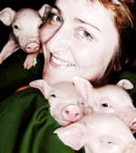 Anne B. Ragde har afsluttet sin serie om brødrene på Neshov. Her er den norske forfatter sammen med et kuld smågrise, sådan som hun var afbildet i første bind, 'Berlinerpoplerne'. Foto: Cathrine Dillner Hagen 