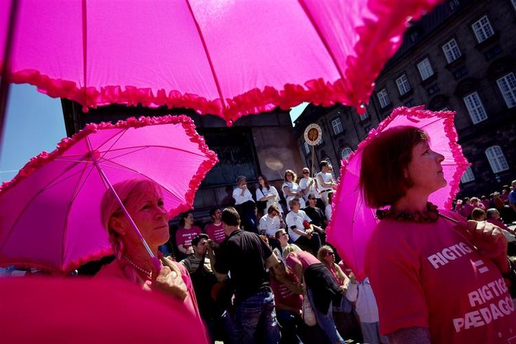 Strejkende pædagoger og sygeplejersker gik sammen i demonstration for ligeløn på Christiansborg Slotsplads den 22. maj 2008. De havde blandt andet medbragt yndige små paraplyer. 