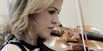 Når spillet glider for den tyske violinist Anne-Sophie Mutter, og hun holder spændingen med sin smukke, lidt mørke klang, er det svært ikke at blive betaget af tonerne.Foto: Harald Hoffmann. 