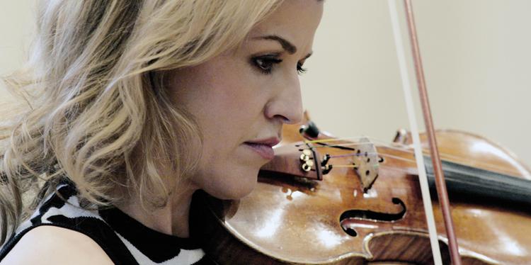 Når spillet glider for den tyske violinist Anne-Sophie Mutter, og hun holder spændingen med sin smukke, lidt mørke klang, er det svært ikke at blive betaget af tonerne.Foto: Harald Hoffmann. 