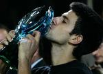 Djokovic kysser sit sejrstrofæ efter den sikre finalesejr. 