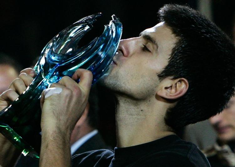 Djokovic kysser sit sejrstrofæ efter den sikre finalesejr. 