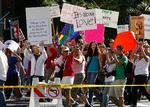 Demonstranter viser deres bannere i Los Angeles lørdag. De er stærkt utilfredse med, at homoægteskaber er blevet ulovlige som følge af en lokal afstemning i forbindelse med præsidentvalget. 