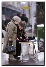 Der bliver handlet ivrigt i Moskva. Har man ikke pengene, er det pantelånerne og ikke banken, folk søger til. 