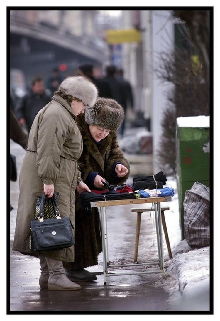 Der bliver handlet ivrigt i Moskva. Har man ikke pengene, er det pantelånerne og ikke banken, folk søger til. 