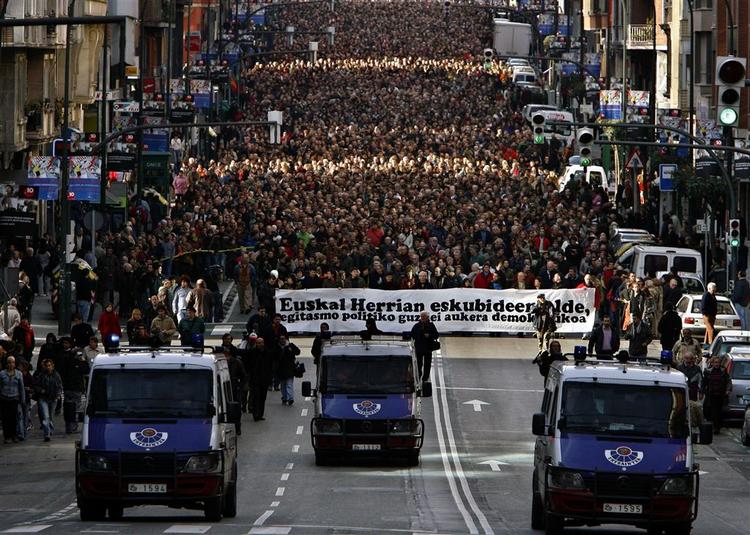 Baskere i tusindvis på gaden i 2007 for at demonstrere mod ETA. Arkivfoto. 