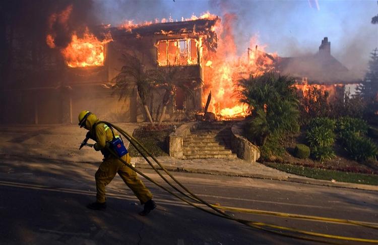 Brandmand på overarbejde i Yorba Linda, Californien. 