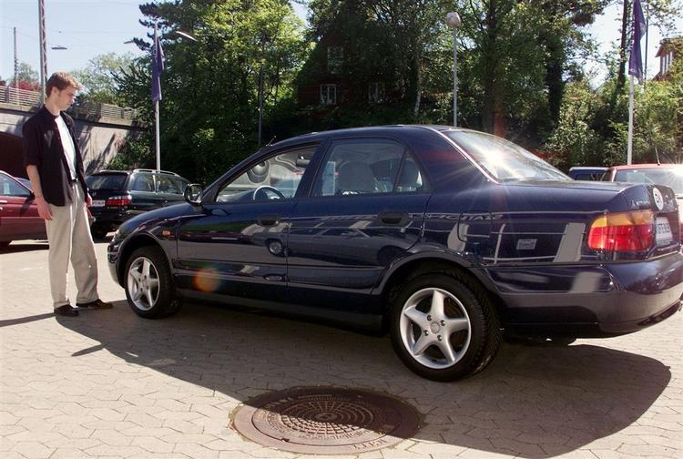 Unge vælger internettet, når bilen skal sælges, mens den ældre generation stadig sælger den gennem en forhandler. Arkivfoto. 