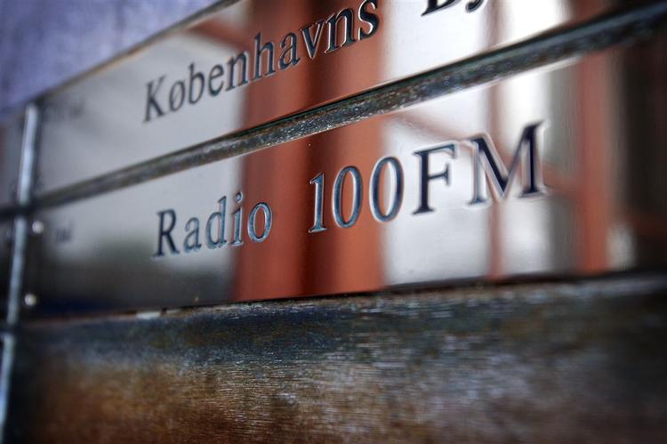 Direktør for den private Radio 100 FM Jim Receveur glæder sig over, at det nu bliver 'skønhedskonkurrencer', der skal afgøre, hvem der får lov at sende radio, og ikke pengepungen. Arkivfoto. 