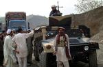 Pakistanske stammefolk omkring en af de armerede NATO-køretøjer, der blev stjålet i sidste uge. 