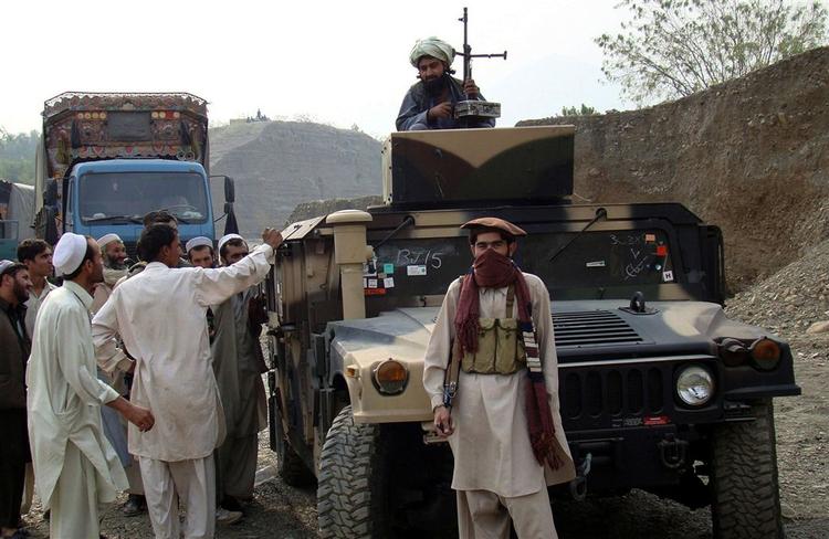 Pakistanske stammefolk omkring en af de armerede NATO-køretøjer, der blev stjålet i sidste uge. 