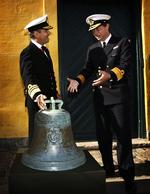Den britiske viceadmiral Paul Boissier (tv) overrækker skibsklokken fra det i 1807 erobrede danske orlogsskib 'Christian den Syvende' til chefen for Søværnets Operative Kommando, kontreadmiral Niels Wang. Det skete ved en højtidelighed på Orlogsmuseet i 2007. 