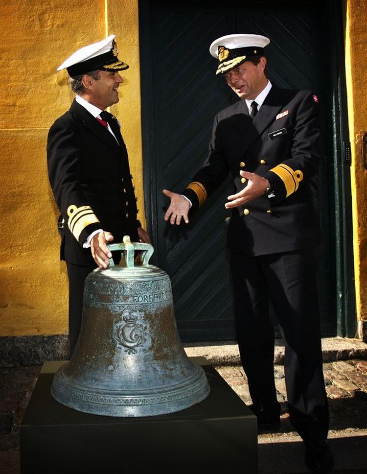 Den britiske viceadmiral Paul Boissier (tv) overrækker skibsklokken fra det i 1807 erobrede danske orlogsskib 'Christian den Syvende' til chefen for Søværnets Operative Kommando, kontreadmiral Niels Wang. Det skete ved en højtidelighed på Orlogsmuseet i 2007. 