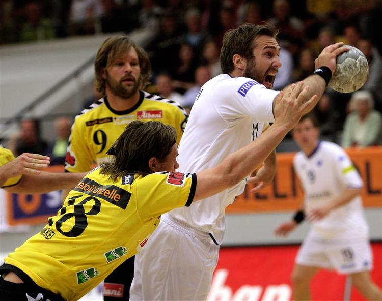 FCKs Mattias Gustaffson går forbi kampens store profil, GOGs Mikkel Hansen, i første halvleg. 