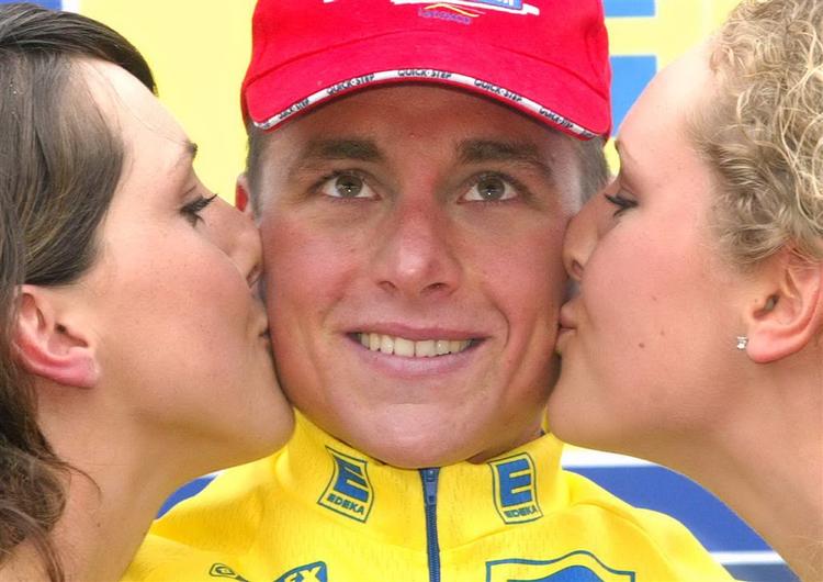 Patrik Sinkewitz får sine obligatoriske kys efter en etape af Deutschland Tour i 2004. Fire år senere brast boblen, da han blev afsløret i dopingmisbrug. 