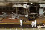 Politiets teknikere undersøgere den udbrændte bombebil ved indgangen til lufthavnen i Glasgow. 