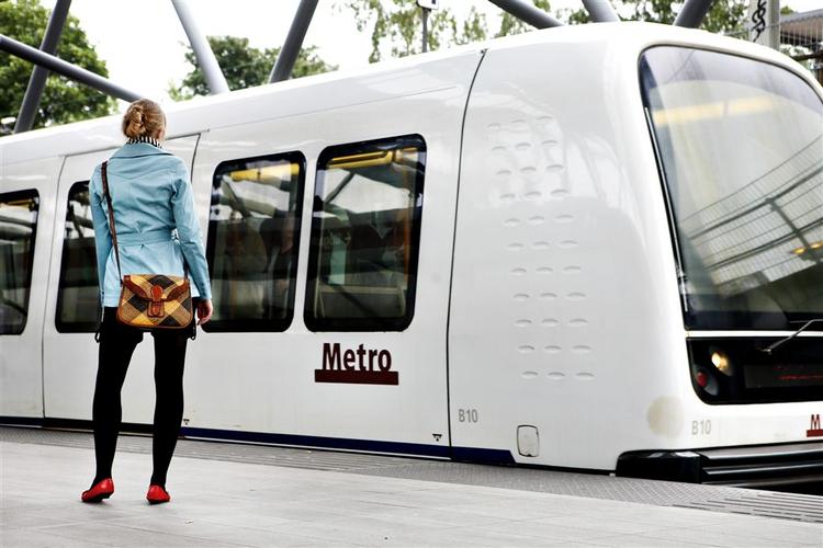 Passagererne med den københavnske metro må påregne forsinkelser i dag. Der skal skiftes tog flere steder som følge af sporarbejde. 