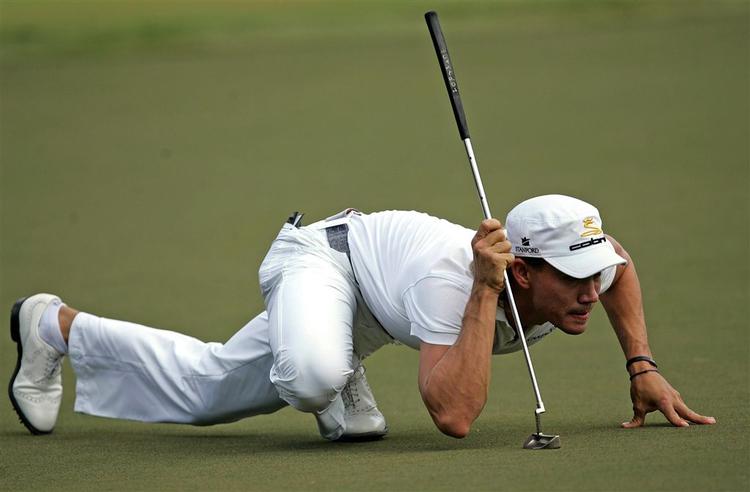 En golfspiller på ikke lægge sig helt ned på maven for at afløse sin puttelinie på green, men Camilo Villegas er langt nede i en atletisk stilling, når han forbereder sig på sine putts. 