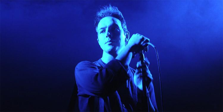 Hjembyen Glasgow er ikke Las Vegas og Glasvegas er ikke rockens fremtid - endnu i hvert fald. I det tætpakkede Lille Vega fremstod sanger James Allen som et træt blålys uden for pladestudiets trygge rammer. 