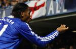 Drogba med den lille mønt, som kan koste ham dyrt. 
