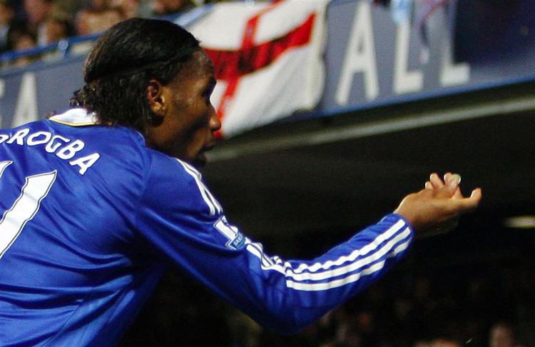 Drogba med den lille mønt, som kan koste ham dyrt. 