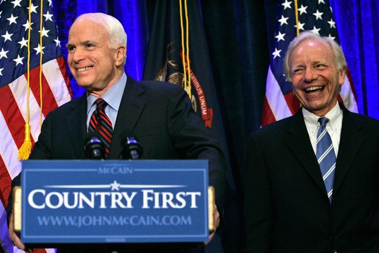 Glade smil hos John McCain og Joseph Lieberman, da det under valgkampen blev offentligtgjort, at sidstnævnte, der er demokrat, ville tale til fordel for den republikanske præsidentkandidat på partiets konvent. 
