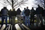 Flere polske håndværkere har søgt til Danmark. Billedet er fra sidste år, hvor nogle af dem er mødt op foran en virksomhed i Rødovre, som de mener har snydt dem for løn. 