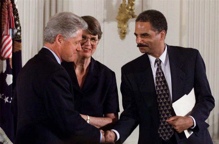 Eric Holder, som tjente under Bill Clinton, er favorit til at blive USAs første sorte justitsminister. Kvinden i billedet er den tidligere justitsminister Janet Reno. 