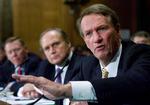 General Motors-boss, Rick Wagoner (th), Chryslers Robert Nardelli og Fords Alan Mulally under den igangværende høring med medlemmer af Senatet. 