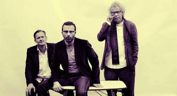 Toksvig, Simpson og Leth i egen iscenesættelse. Dygtige musikere, men det mest interessante instrument på cd'en er Jørgen Leths stemme.  Foto: Mikkel Bache/A:larm 