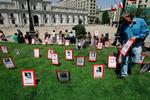 Slægtninge til ofre for diktaturregimet under general Augusto Pinochet placerer fotos af deres forsvundne familiemedlemmer foran præsidentpaladset i Santiago, Chile 30. oktober i år. Arkivfoto. 