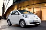 Toyota iQ er en drøm at sno rundt i storbytrafikken. Den måler kun 2,98 meter og smides ind i de mindste parkeringshuller. 