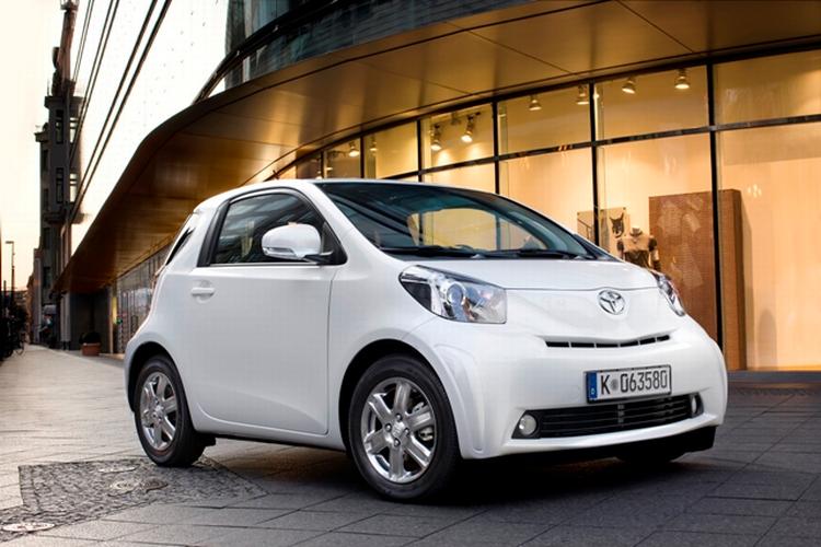 Toyota iQ er en drøm at sno rundt i storbytrafikken. Den måler kun 2,98 meter og smides ind i de mindste parkeringshuller. 