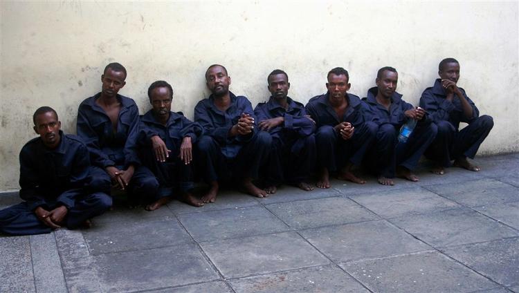 Otte somaliske pirater bliver lige nu tilbageholdt i Kenya efter en mislykket kapring. Men det er ikke nok blot at bekæmpe piraterne, mener Somalias premierminister. 