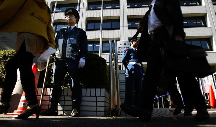 Japansk politi har skærpet sikkerheden omkring politikere og topembedsmænd efter to knivdrab og et drabsforsøg. 