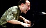 Mandag i JazzHouse var det, som om der stod gnister fra klaviaturet, mens pianisten med de solide overarme lod akkorderne sprøjte fra instrumentet. 