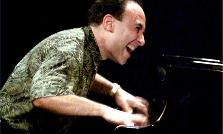 Mandag i JazzHouse var det, som om der stod gnister fra klaviaturet, mens pianisten med de solide overarme lod akkorderne sprøjte fra instrumentet. 