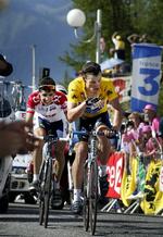 Carlos Sastre (bagerst) og Lance Armstrong på 16. etape af Tour de France i 2002. (Arkivfoto). 