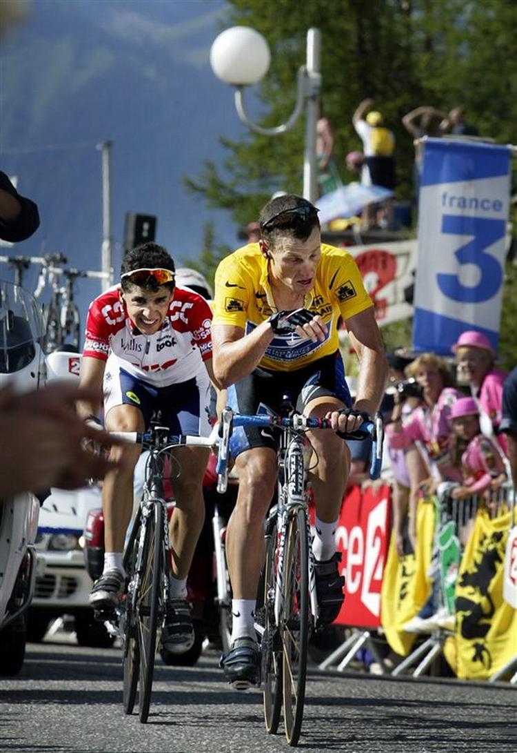 Carlos Sastre (bagerst) og Lance Armstrong på 16. etape af Tour de France i 2002. (Arkivfoto). 