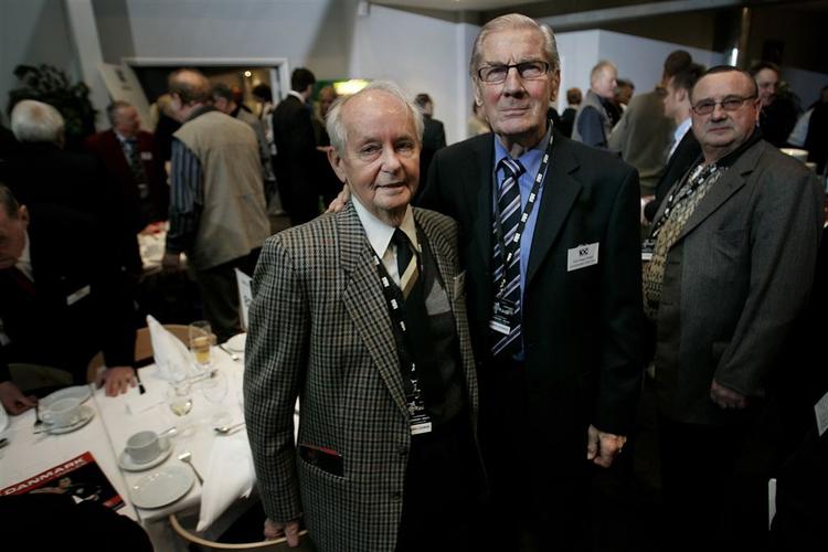 Otto Bresling og Carl Aage Præst er de to ældste af de tidligere landsholdsspillere, der overværer kampen mod Wales. 
