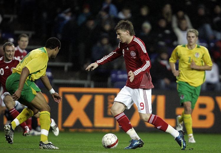 Nicklas Bendtner i aktion mod Wales i det silende regnvejr på Brøndby Stadion. 