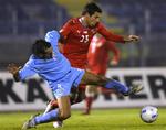 Milan Baros (til højre) i nærkamp med San Marinos Alessandro Della Valle. 