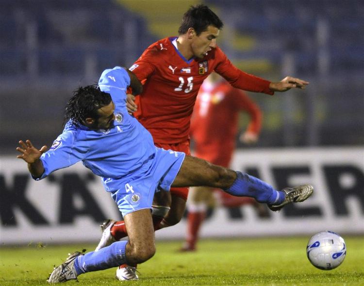 Milan Baros (til højre) i nærkamp med San Marinos Alessandro Della Valle. 